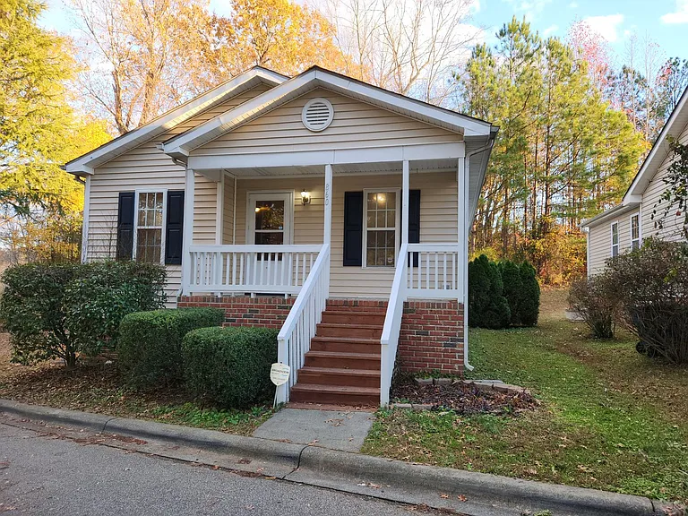 860 Darby St — Photo 11