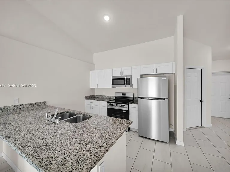 4106 SW 7th Pl — Photo 5