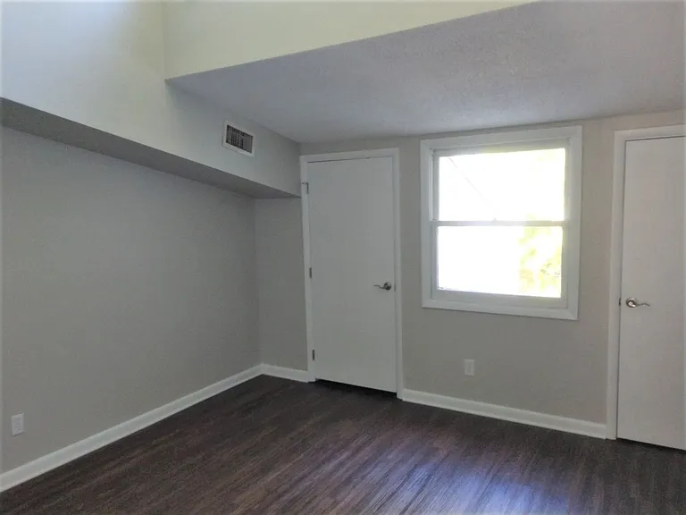 604 E Iredell Ave — Photo 13
