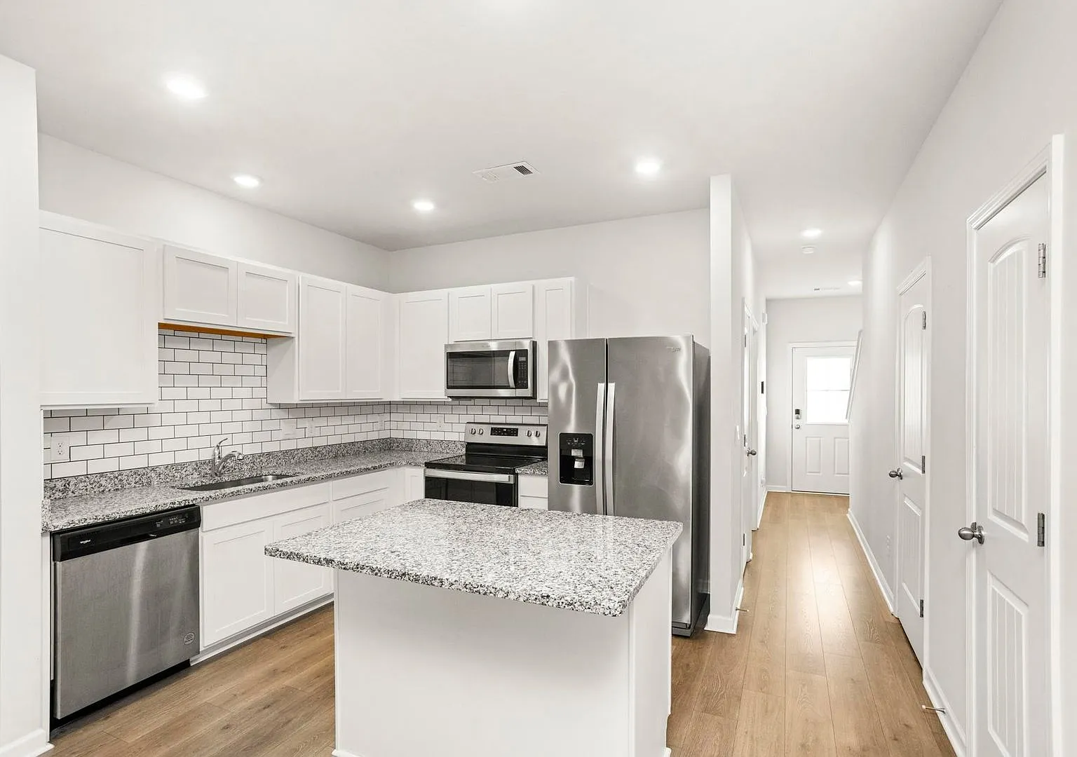 Newer Beautiful 3 Bed 2.5 Bath! — Photo 2