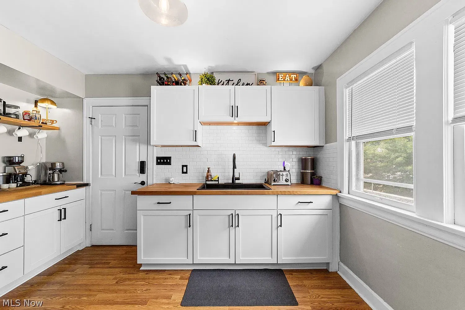 2 bed, 1050 sqft, $1,750 — Photo 2