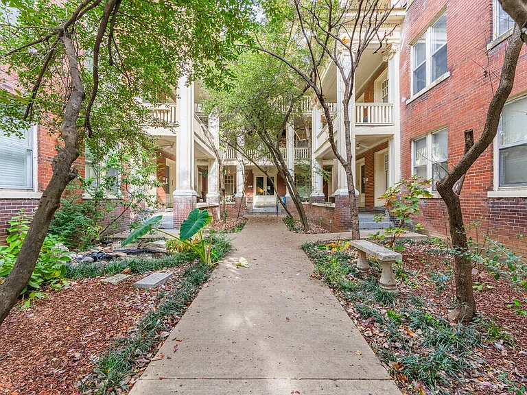 Colonial Apartments — Photo 6