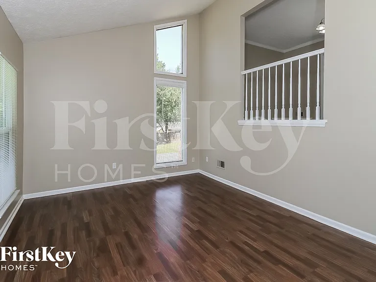 200 Parkmont Ct — Photo 2