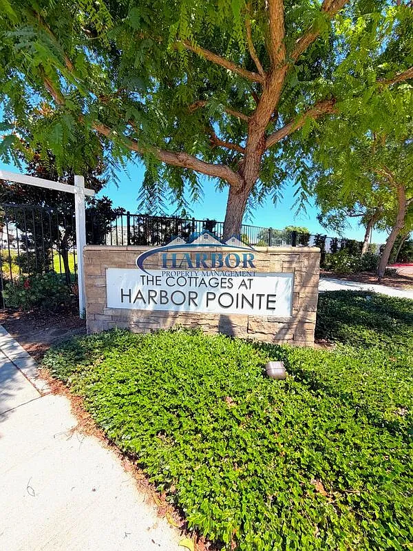 4 bed, 3.5 bath, 2119 sqft, $4,299 — Photo 2