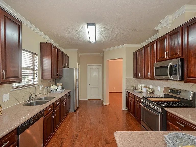 2410 Crossmill Ln — Photo 12