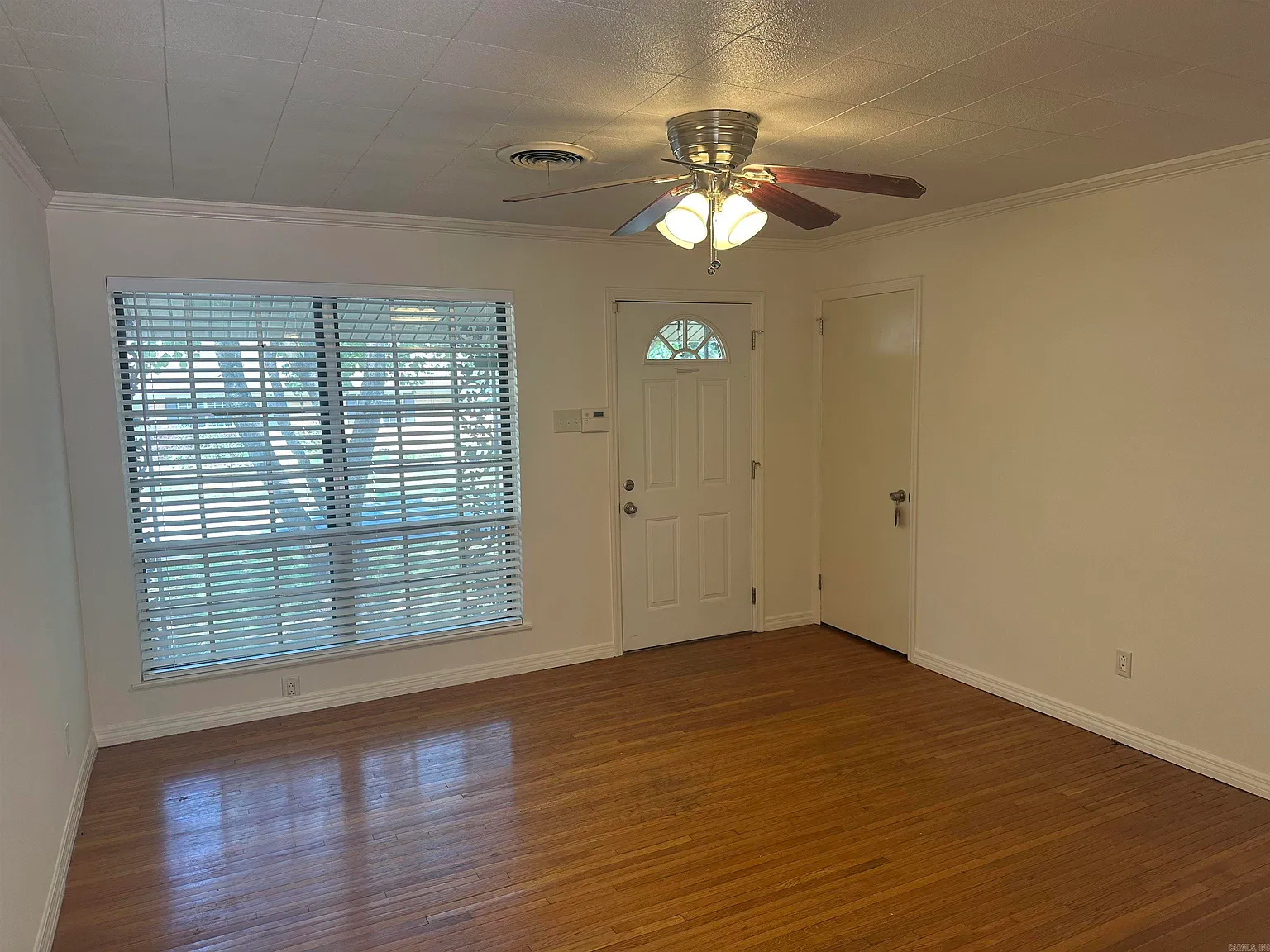 3 bed, 2.0 bath, 1050 sqft, $1,450 — Photo 2