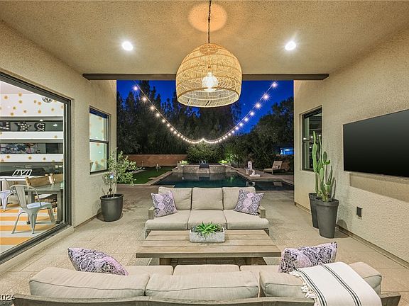 3rd image of 16 Garden Shadow Ln