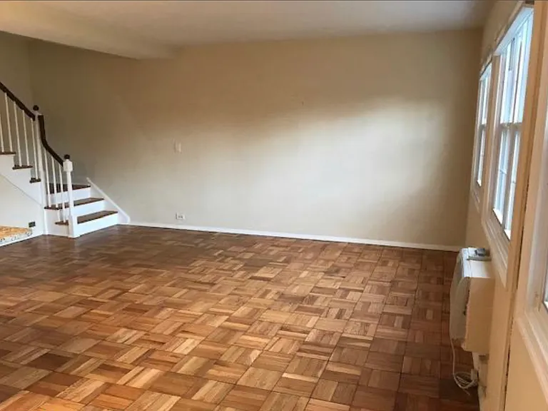 1917 N Quaker Ln — Photo 2