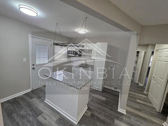 4th image of 4420 Catalina Ave