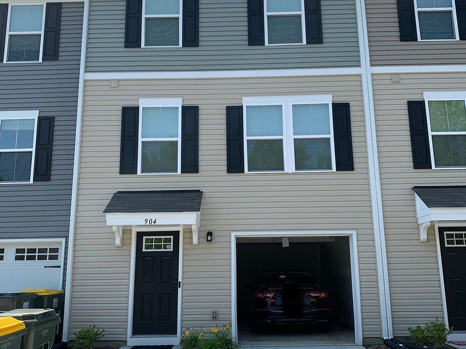 Beautiful 3 Story town-home w/garage