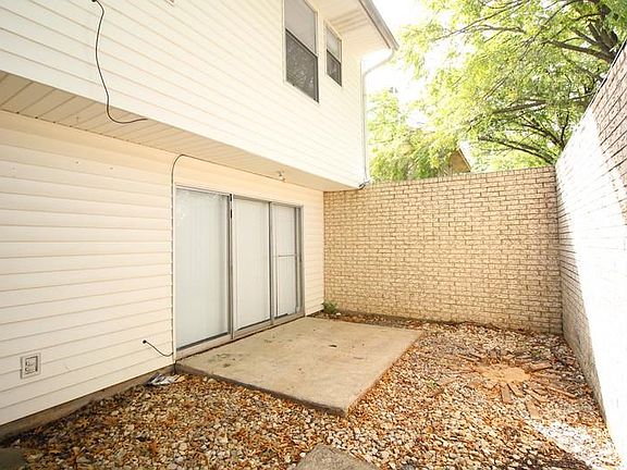 4th image of 417 Towne House Ln