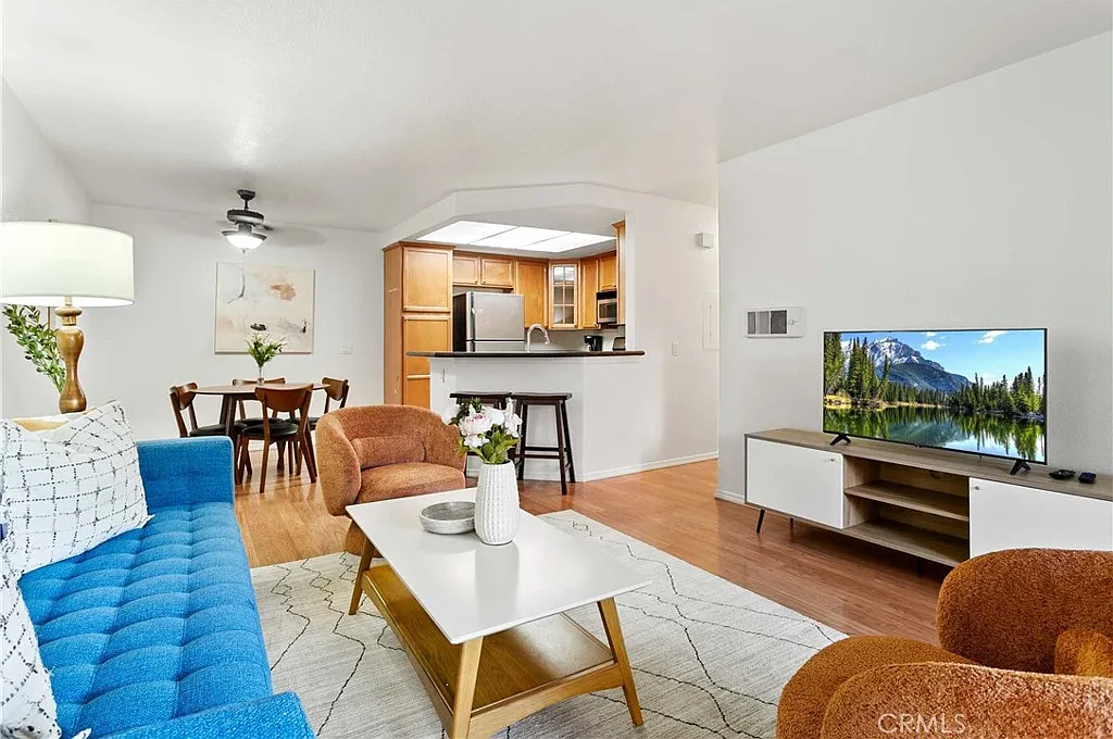 2 bed, 864 sqft, $4,300 — Photo 2