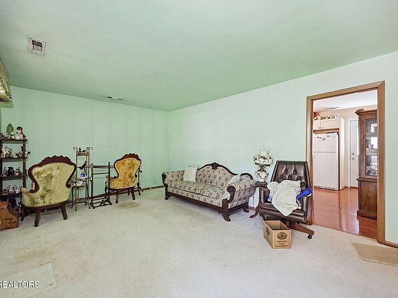 2nd image of 4704 Maplehill Rd