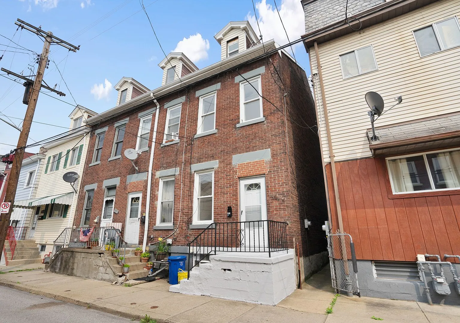 Newly renovated 2 Bed, 1 Bath w/ Bonus Room, Central AC, Laundry - Available September 5th! — Photo 2