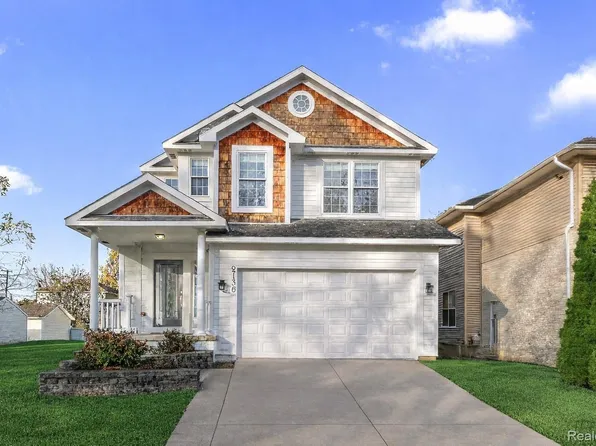 2136 Brock St, Keego Harbor, MI 48320