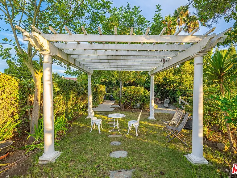 1121 Roberto Ln — Photo 25