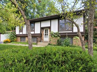 206 Circle Dr N, Island Lake, IL 60042