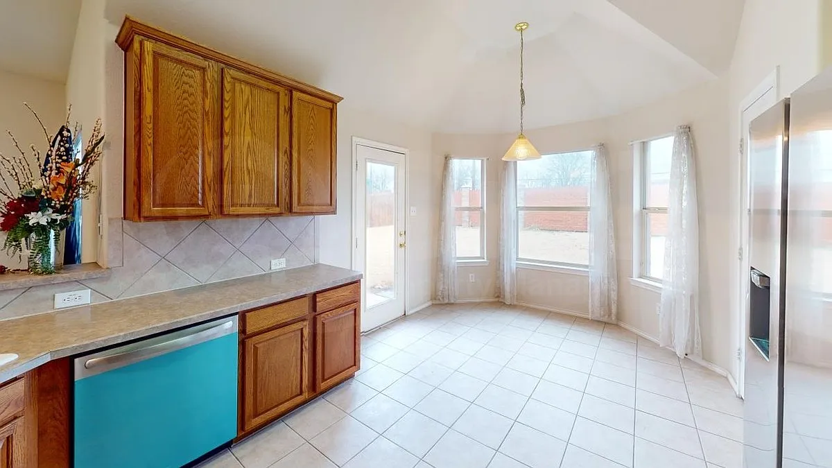 3 bed, 2.0 bath, 1750 sqft, $2,250 — Photo 4
