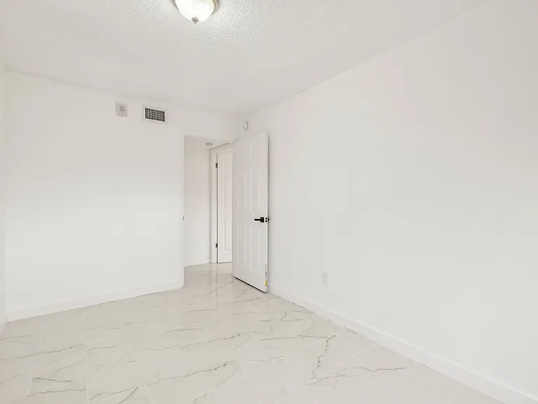 The Oaks Apartments — Photo 21