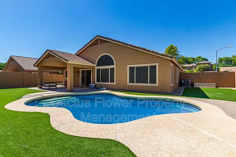 3 bed, 2.0 bath, 1611 sqft, $2,549 — Photo 2