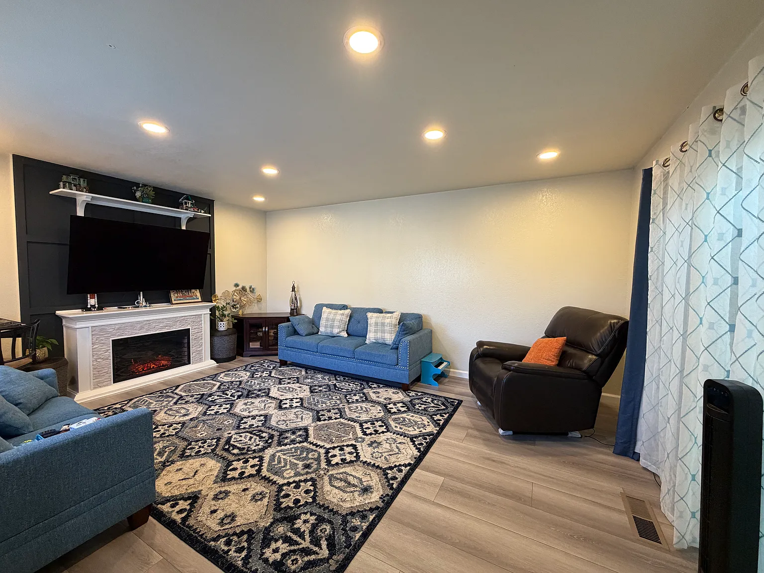 3 bed, 1389 sqft, $4,699 — Photo 4