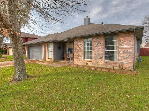 3rd image of 4913 Oak Hollow Dr
