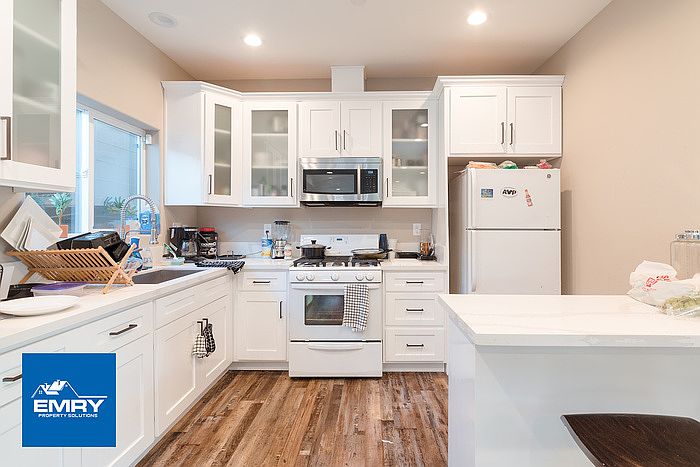 1st image of 3258 Dundas St Room 1