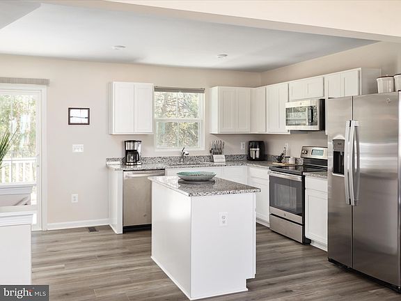 3rd image of 153 Kensington Cir