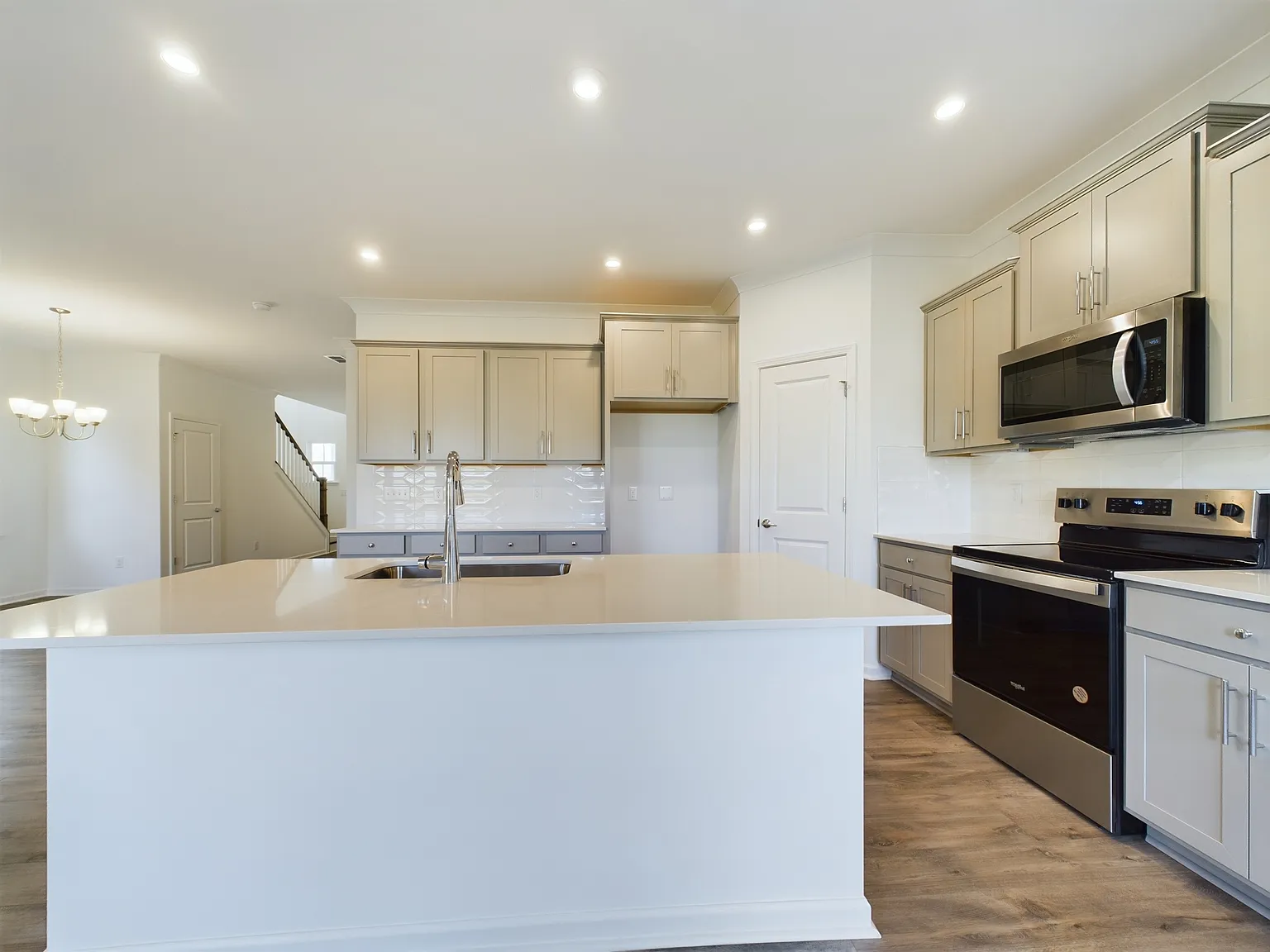 4 bed, 2350 sqft, $2,950 — Photo 4