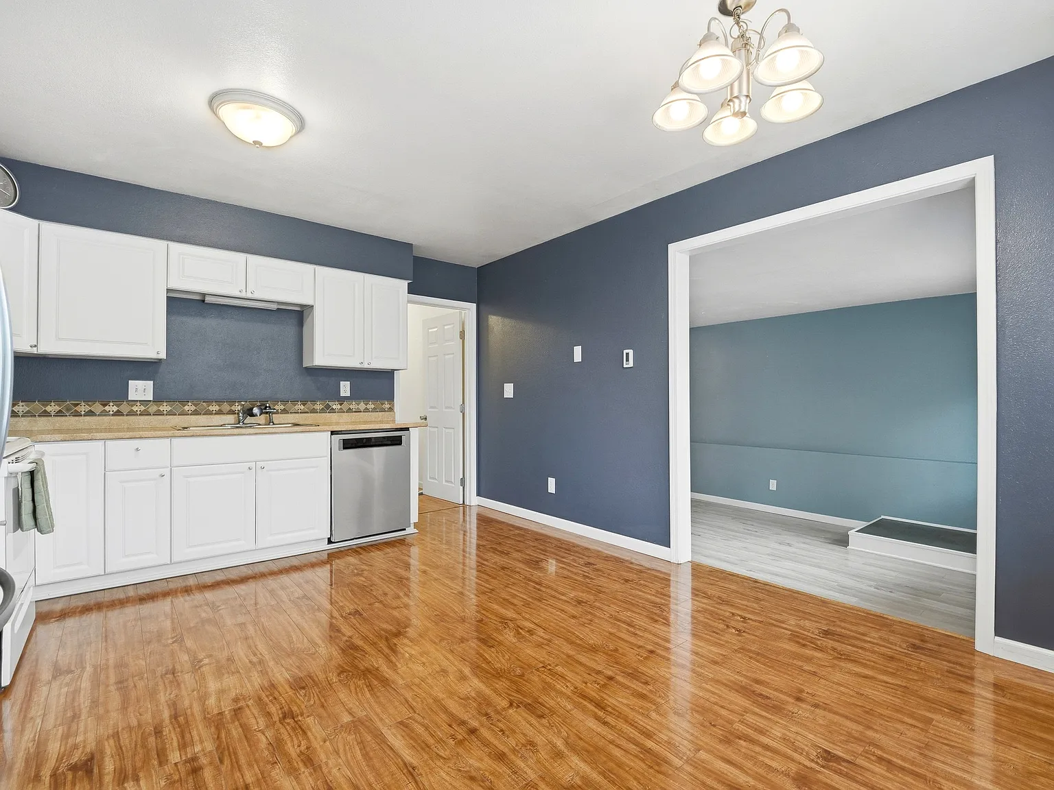 3 bed, 1.5 bath, 1357 sqft, $2,400 — Photo 4