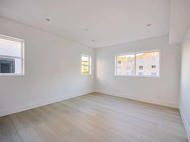 1223 N June St — Photo 21