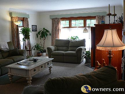 15 x 24 living rm with 8ft coved ceiling and hard wood floor!   