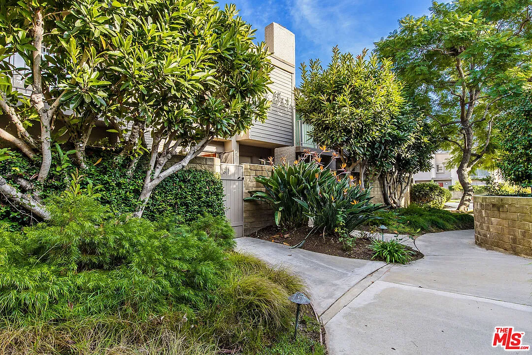 2 bed, 2.5 bath, 1504 sqft, $6,400 — Photo 4