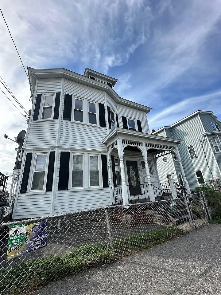 4 bed, 2049 sqft, $3,200 — Photo 1