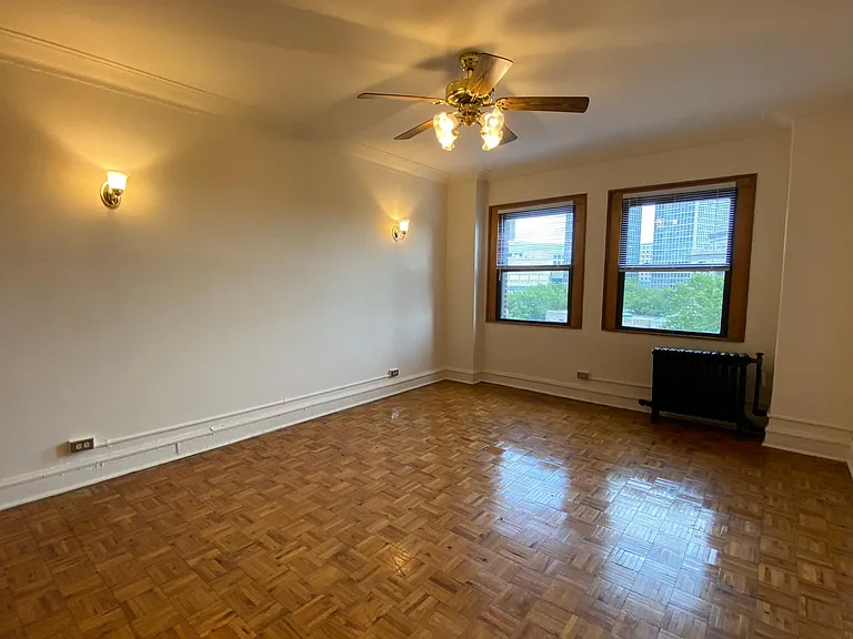 2738 N Pine Grove Ave — Photo 65