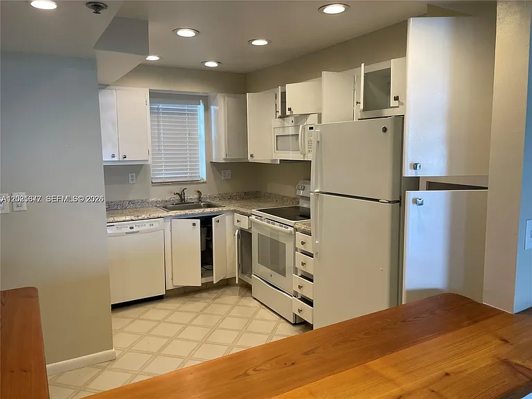 3100 W Rolling Hills Cir #502 — Photo 2