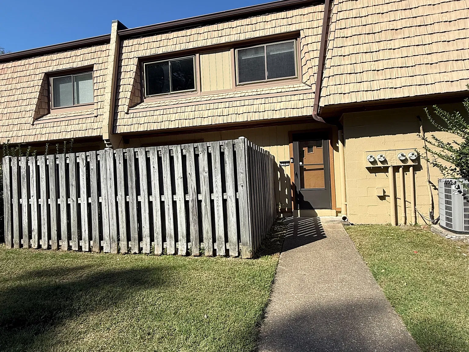 2 bed, 1.5 bath, 1100 sqft, $1,650 — Photo 1