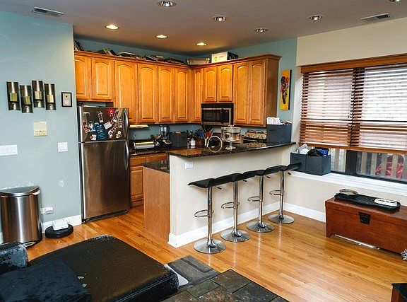 3rd image of 3253 W Lawrence Ave APT 3b
