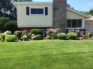 346 E Huntington Ln, Elmhurst, IL 60126