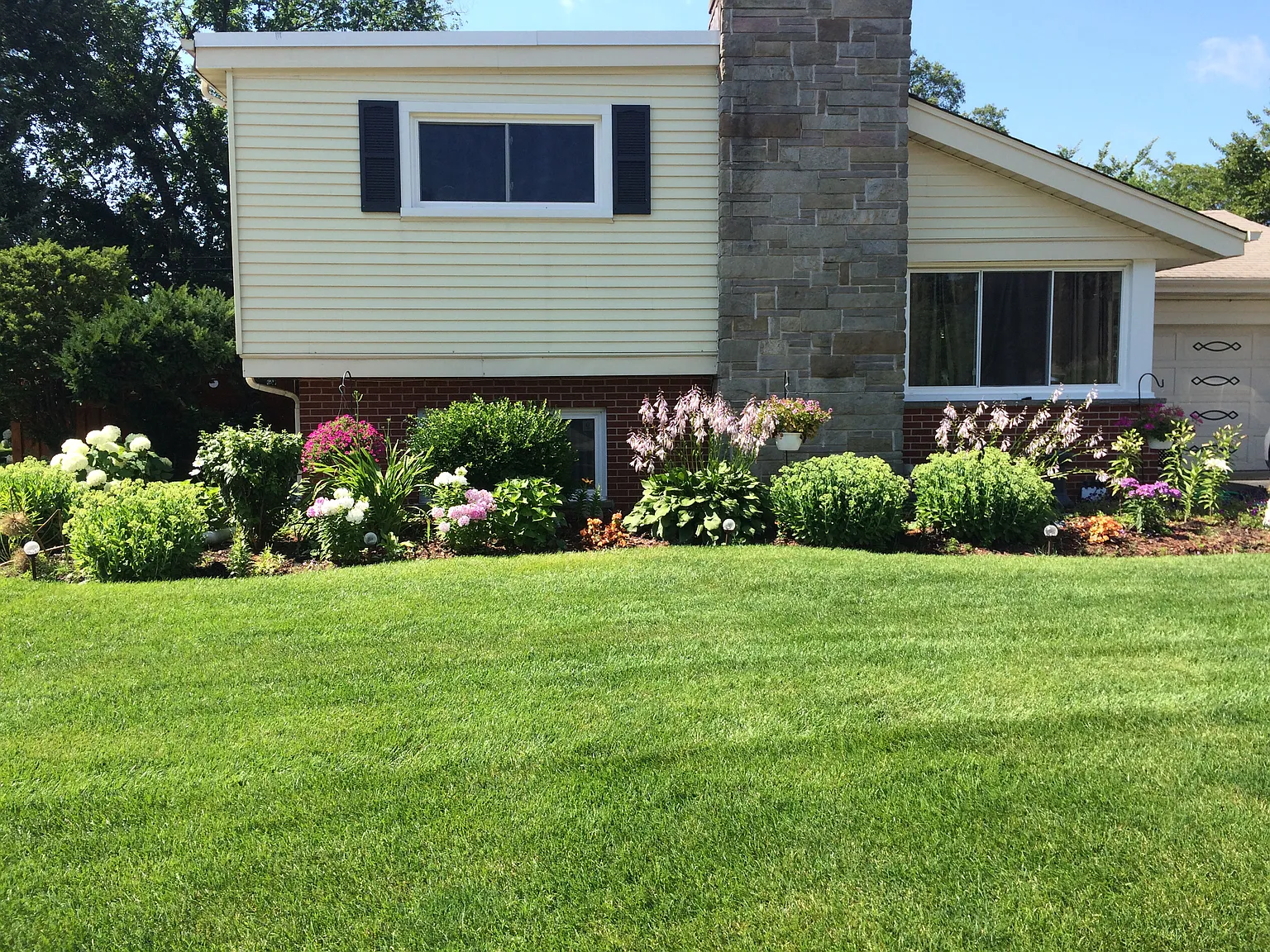 346 E Huntington Ln photo 1