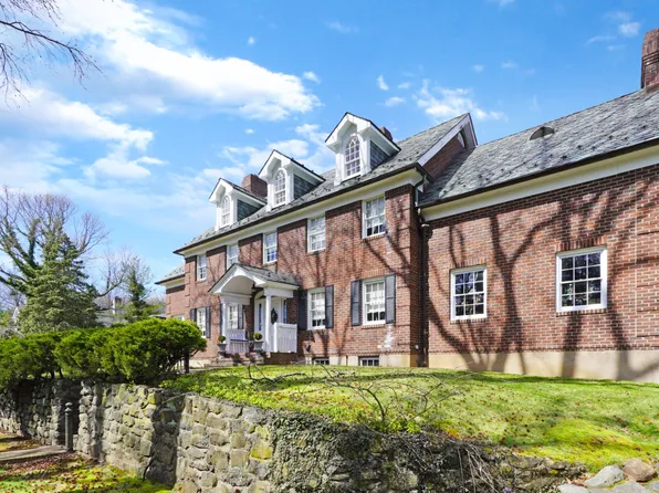 8 Circle Rd, Staten Island, NY 10304