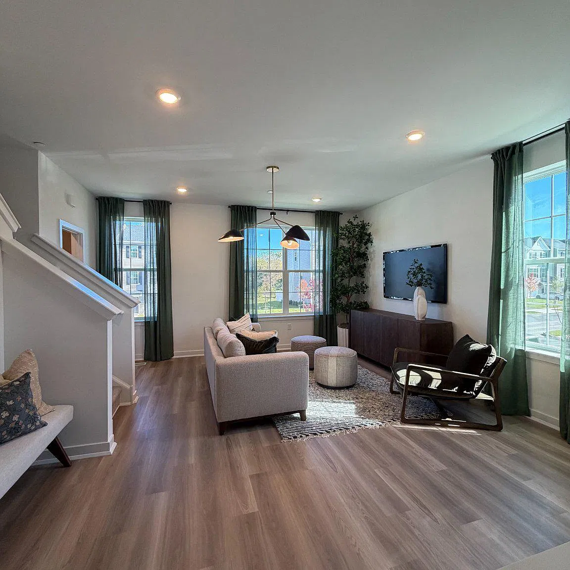 3 bed, 4.0 bath, 2047 sqft, $3,200 — Photo 3