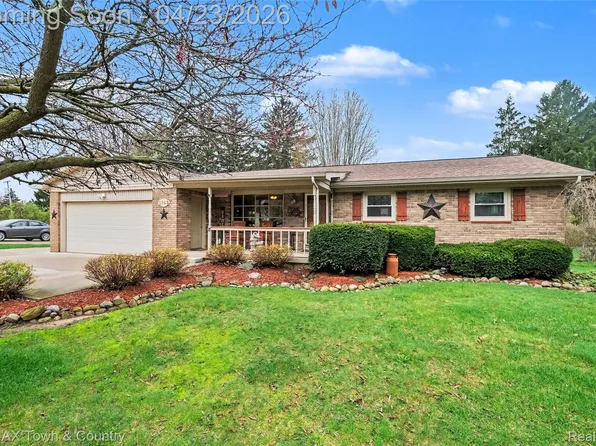 5163 Blossom Dr, Flushing, MI 48433
