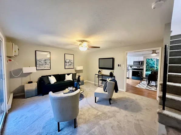 645 Robbins Ave APT 53, Dracut, MA 01826