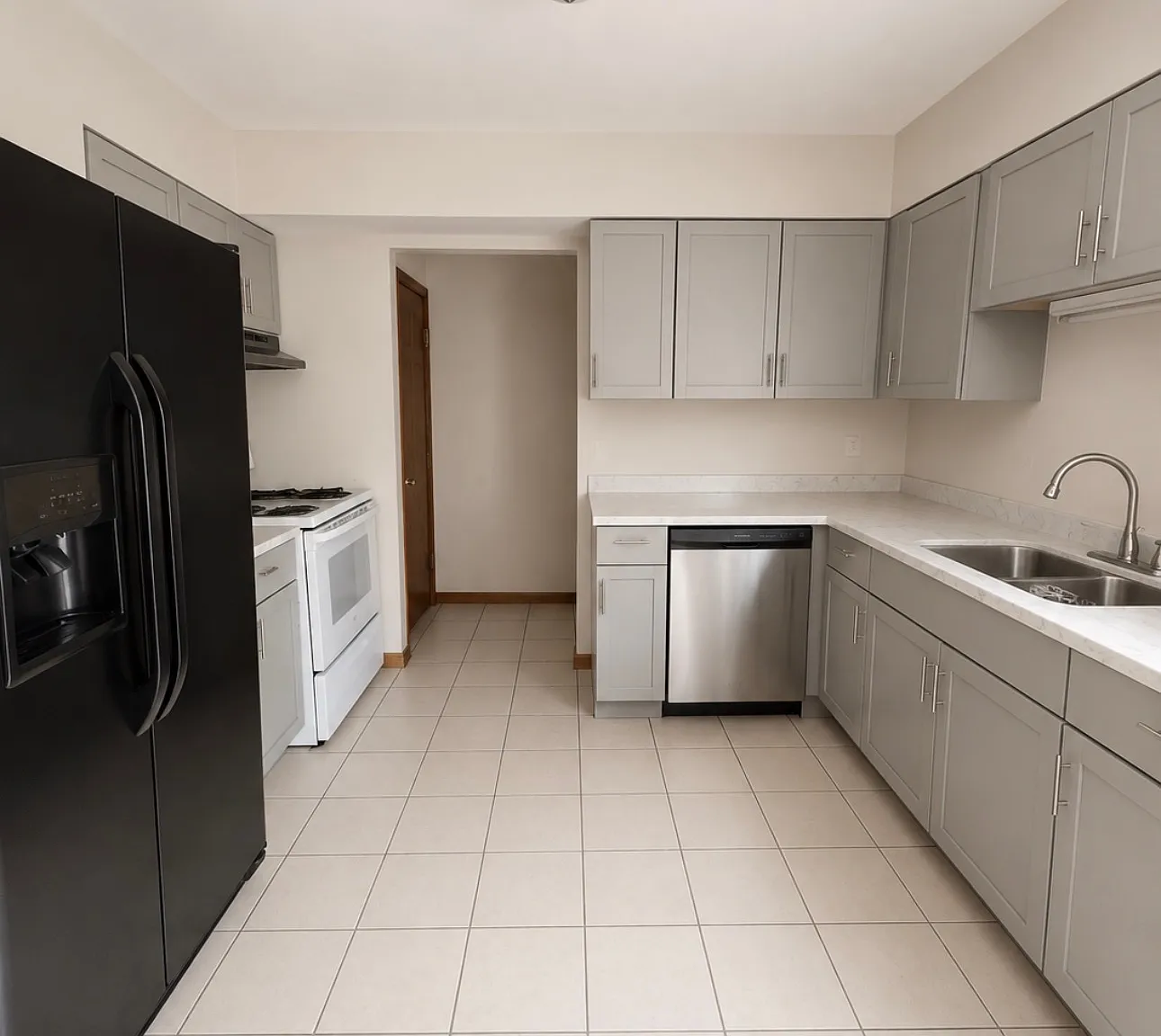 3 bed, 1.5 bath, 1200 sqft, $1,600 — Photo 3