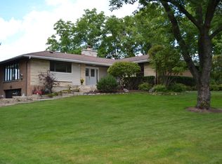 77 W Lake Shore Dr, Barrington, IL 60010