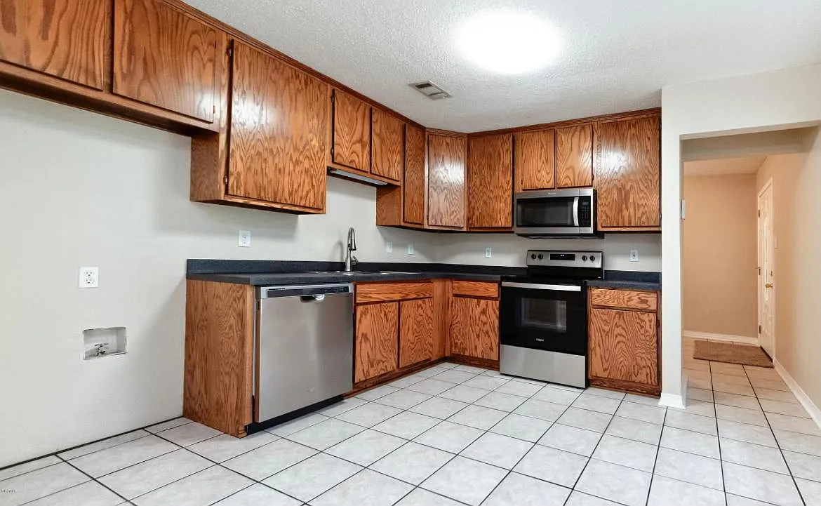 4 bed, 2032 sqft, $1,900 — Photo 2