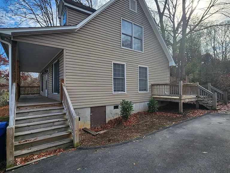 52 Iris St — Photo 3