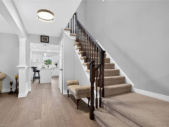 3rd image of 43 Hillsburgh Dr