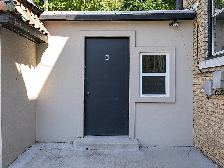 225 NW 24th St #F — Photo 9